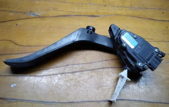 Volkswagen Touareg I Accelerator throttle pedal 7L6723507H 6PV00777024