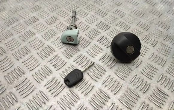 Citroen C3 Front door lock (next to the handle) 