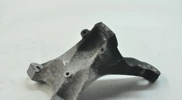 Audi A4 S4 B7 8E 8H Engine mounting bracket 8E0199307AD
