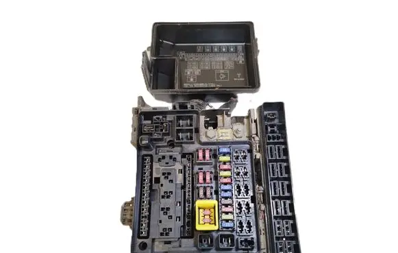 Mitsubishi Lancer Fuse box cover MN162364