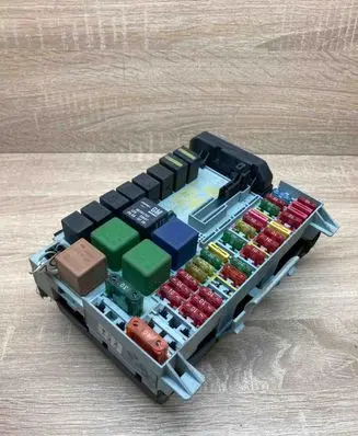 Opel Vectra B Fuse module 90583459