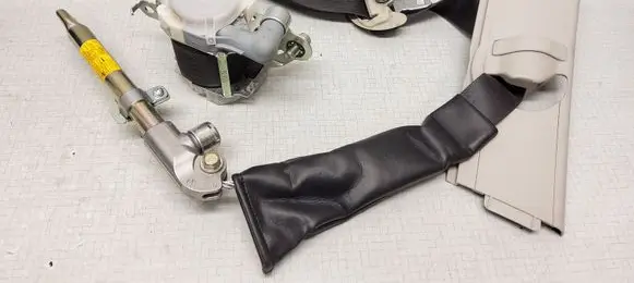 Subaru Outback Front seatbelt 7S2610P 0538126 0438126