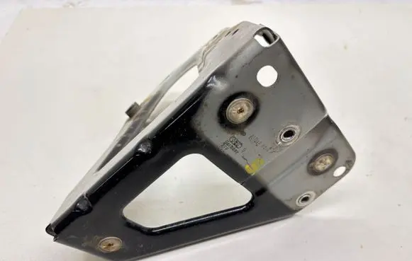 Audi A6 S6 C6 4F Fender mounting bracket 4F0821136A