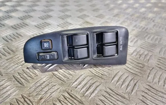 Toyota Avensis T250 Electric window control switch 8482005100
