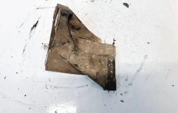 Nissan X-Trail T30 Engine mounting bracket