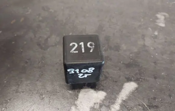 Volkswagen PASSAT B5 Other relay 443951253AA 899574000 219