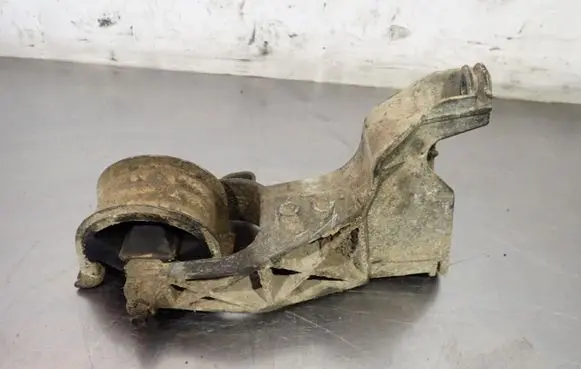 Volkswagen Transporter - Caravelle T5 Engine mounting bracket 7H0199343
