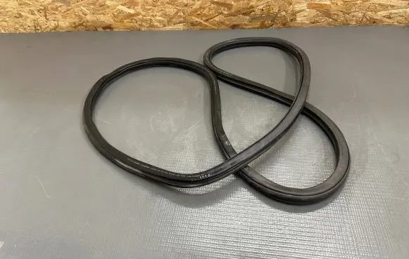 Rear door rubber seal (on body)