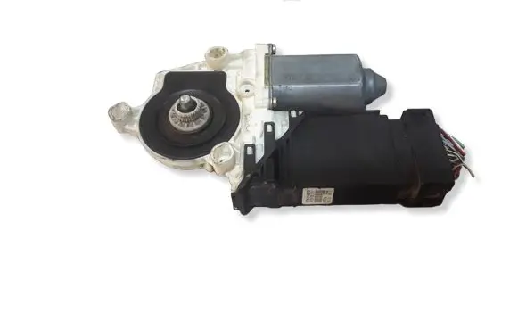 Seat Leon (1M) Front door window regulator motor 9776101432203
