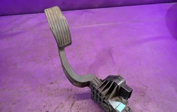 Accelerator throttle pedal