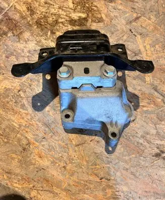Volkswagen PASSAT B8 Engine mount bracket 5Q0199555R