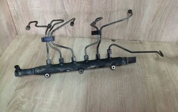 Volvo XC90 Fuel main line pipe 30622085