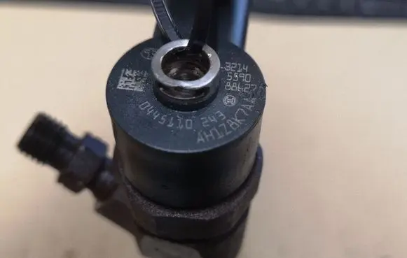 Opel Vectra C Fuel injector 0445110243