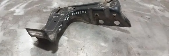 Skoda Octavia Mk2 (1Z) Headlight/headlamp mounting bracket 1Z0805071