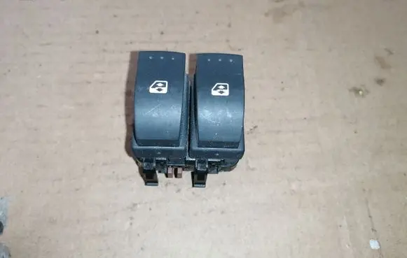 Renault Laguna II Electric window control switch 315050A