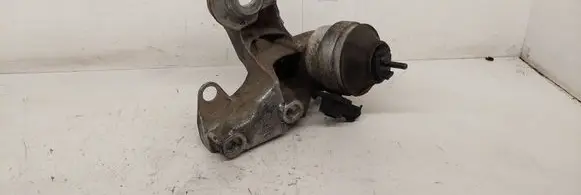 Engine mounting bracket