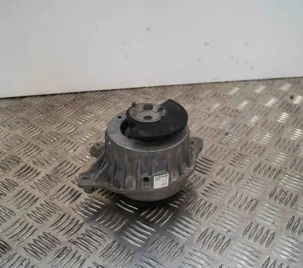 Mercedes-Benz C W205 Engine mount bracket A2052400300
