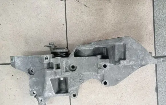 Volkswagen Golf VI Generator/alternator bracket 03L903143D
