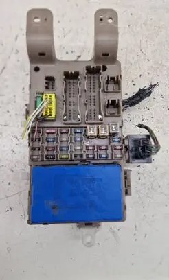 Toyota Corolla E120 E130 Fuse module 8264102040