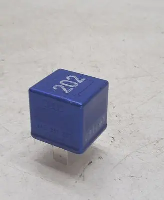 Volkswagen PASSAT B5 Other relay 30858687