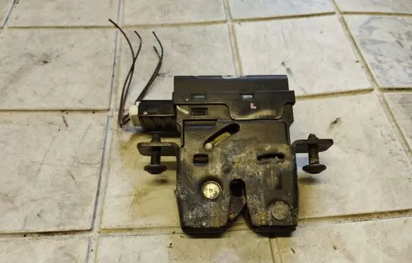 Renault Laguna II Tailgate/trunk/boot lock/catch/latch 8200229953
