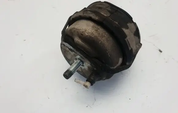 Volvo XC90 Engine mount bracket