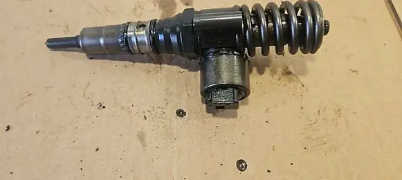 Volkswagen PASSAT B6 Fuel injector 03G130073G