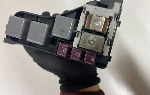 Toyota Corolla Verso AR10 Relay mounting block