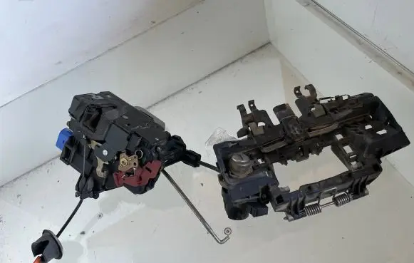 Audi A8 S8 D3 4E Front door lock 4E1837015