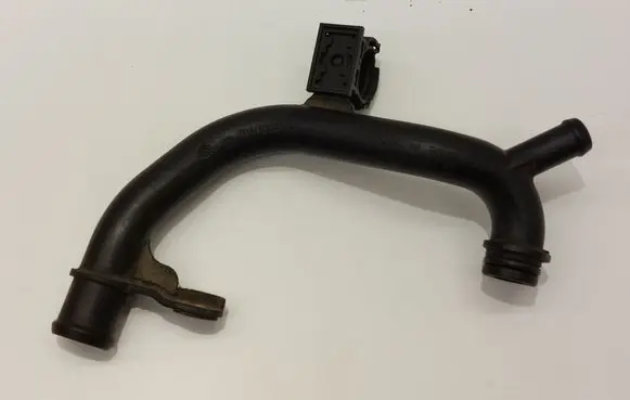 Volkswagen PASSAT B6 Engine coolant pipe/hose 06J121065F