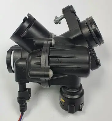 Mercedes-Benz C W205 Thermostat housing 001051215F
