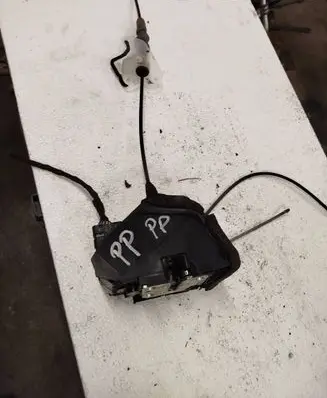 Nissan Qashqai Front door lock 