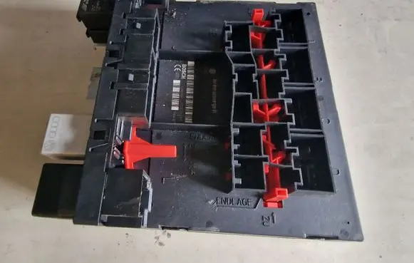 Volkswagen Touran I Fuse module 3C0937049AE