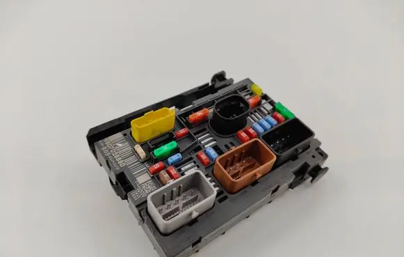 Citroen Berlingo Fuse module 9807028880