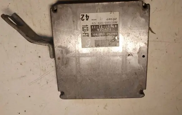 Toyota Avensis T220 Engine control unit/module 8966105420