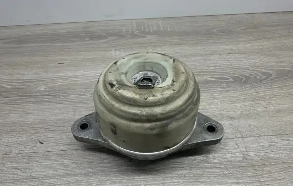 Mercedes-Benz S W221 Engine mount bracket