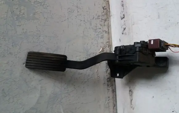Mitsubishi Colt Accelerator throttle pedal A4543000104 MR955216