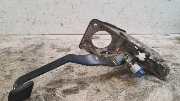 Toyota RAV 4 (XA20) Brake pedal