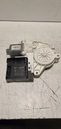 Volkswagen Golf Plus Front door window regulator motor F005S00152 1K0959792C