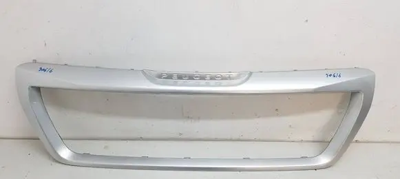 Peugeot Boxer Front bumper upper radiator grill 18072049