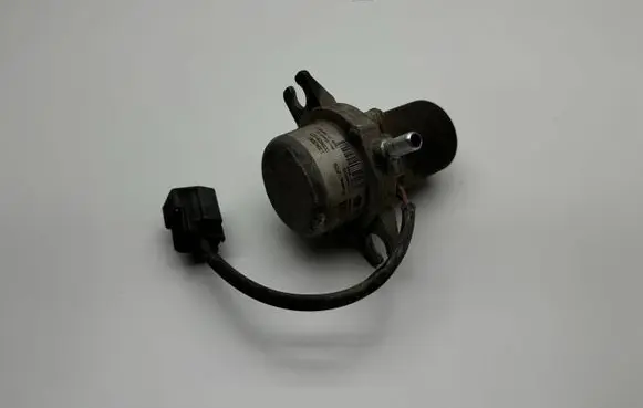 Opel Astra J Vacuum pump 13343961 00942807 120763515