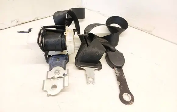 Toyota Corolla Verso AR10 Rear seatbelt H073811