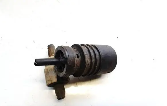 Volkswagen PASSAT B5 Windscreen/windshield washer pump