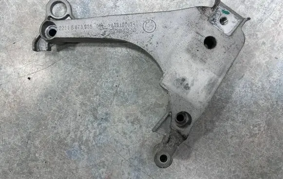 BMW i3 Engine mounting bracket 6878935