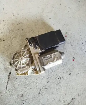 Volkswagen Golf IV Front door window regulator motor 1J1959801A 1536275 101422201