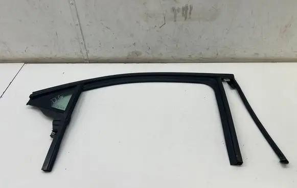 Opel Mokka B Rear vent window glass 9841995180