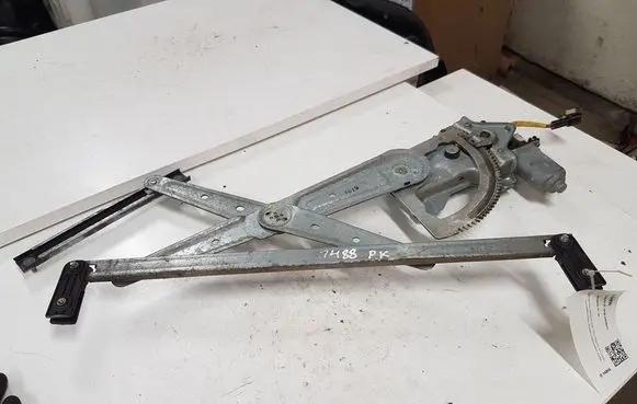 KIA Sorento Front door window regulator with motor 824503E000