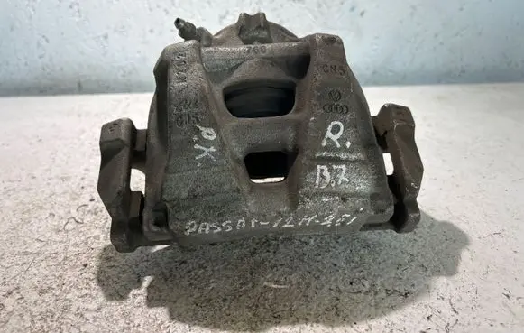 Volkswagen PASSAT B7 Front brake caliper