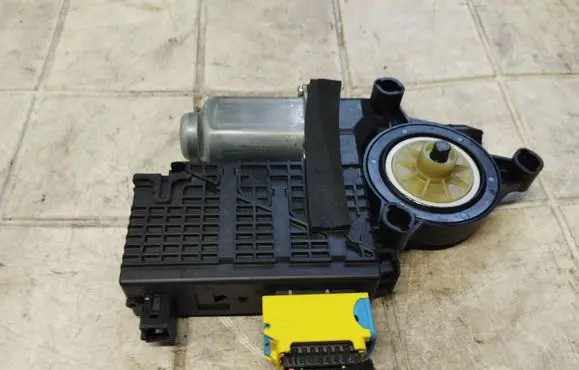 Citroen C4 I Picasso Front door window regulator motor 9682495780 400962E