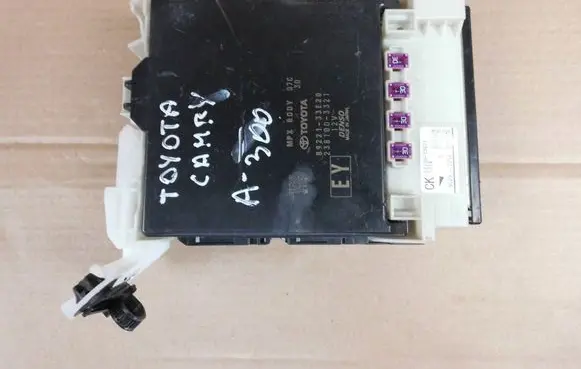 Toyota Camry VIII XV70 Comfort/convenience module 8922133E20 8273033Q31
